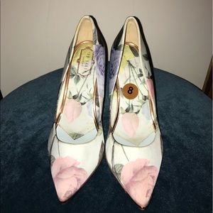 Ted Baker London Beautiful floral shoes